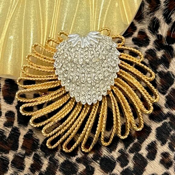 VINTAGE 1960s Brooch With Goldtone Loops & Silvertone Strawberry Design - Picture 1 of 2